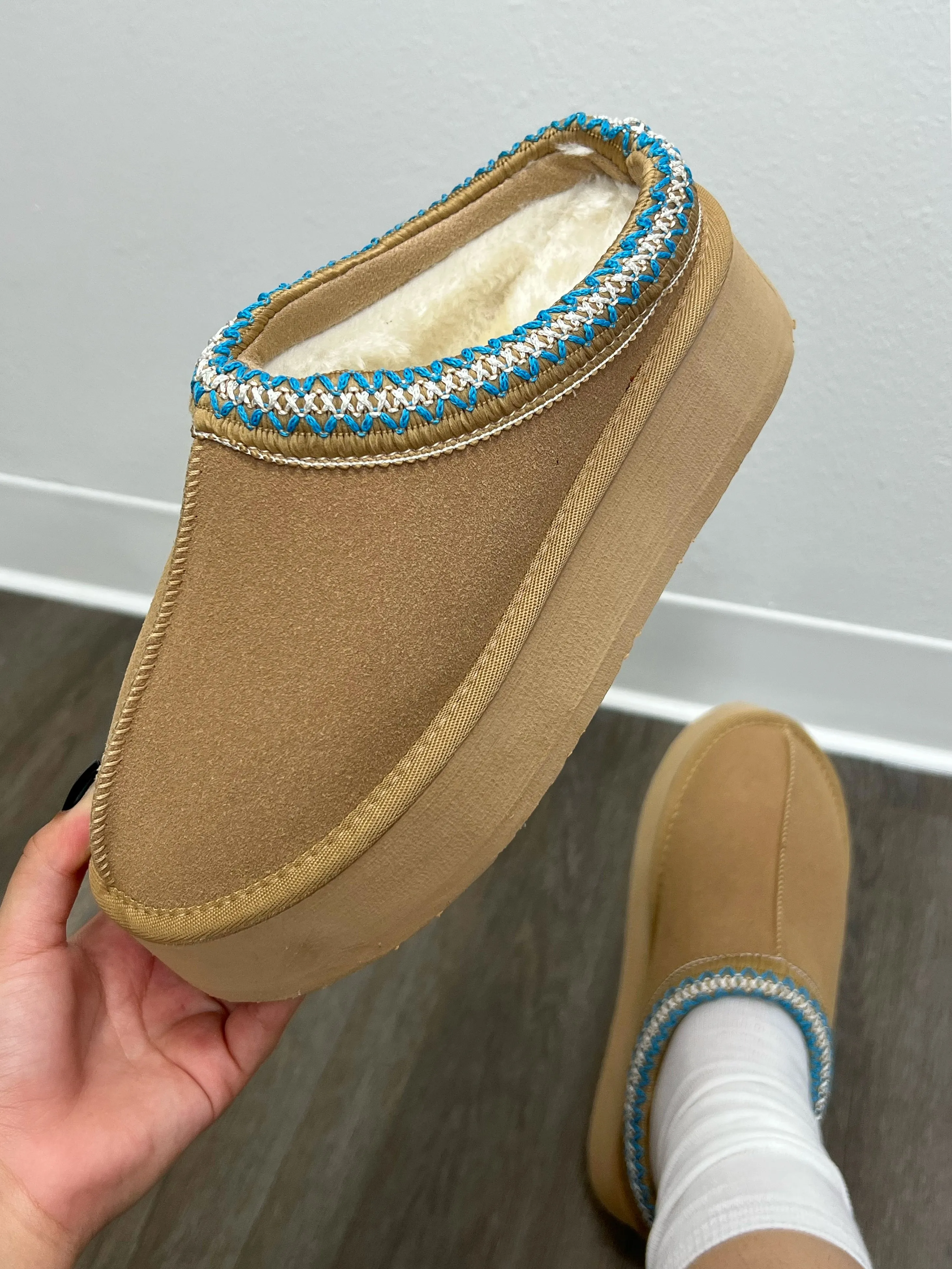 Jovie Slippers (Light Chestnut)